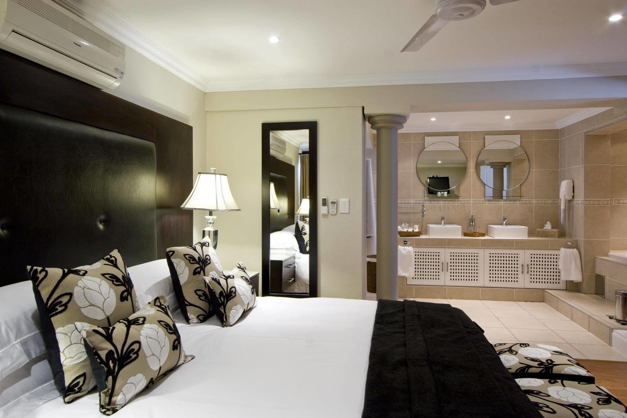ฟอเรสต์ แมเนอร์ เกสท์เฮาส์ Hotel อัมลังงา ภายนอก รูปภาพ